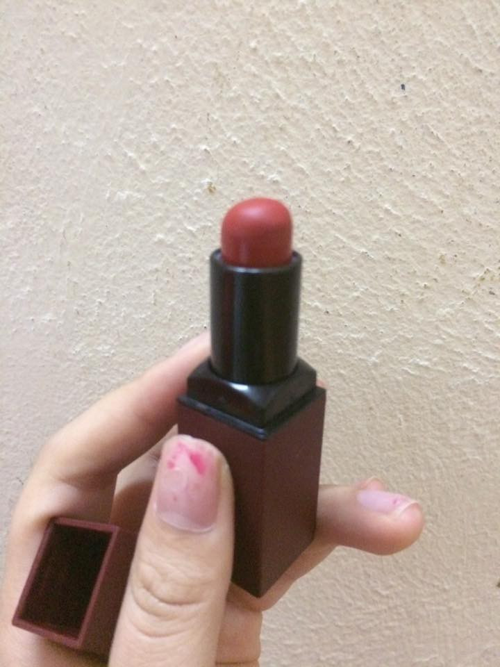 Từ nhọn hoắt như một thanh gương cho đến tròn tròn như viên bi là hình thù của những thỏi son khi qua đôi môi gợi cảm của các chị em.