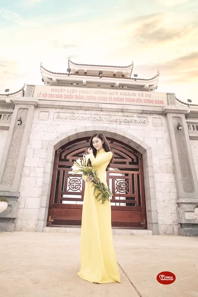 Được biết, Huyền Trang là một người rất mộ đạo Phật và thời gian rảnh, cô bạn 9X này thường tranh thủ đi lễ chùa, ngắm cảnh vật thanh tịnh và để tâm an yên.