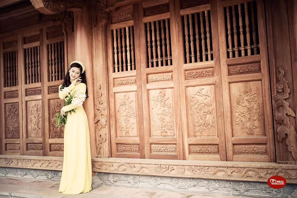 Từ nhỏ, Huyền Trang thường xuyên tập luyện và tham gia văn nghệ cho trường và tham gia biểu diễn tại các chương trình lớn nhỏ. Hot girl khoa Thanh nhạc này từng tham gia nhiều cuộc thi về âm nhạc và giành được nhiều giải thưởng trước khi quyết định theo học ngành học hiện tại.