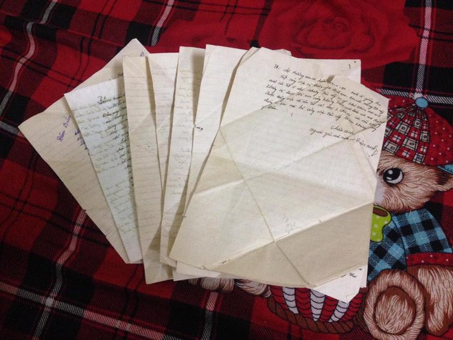 Cụ thể, chủ nhân của những bức ảnh chụp lại thư tình 20 năm của bố mẹ có tên Linh Mẩu (tên thật là Nguyễn Thùy Linh) hiện sinh sống tại Thái Nguyên. Cô bạn này đã cho đăng tải bài viết của mình trên một nhóm kín và ngay lập tức được các dân mạng quan tâm và liên tục chia sẻ.