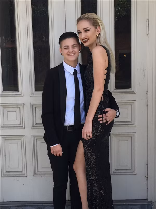 Những ngày qua, cặp đôi đồng tính nữ Lindsey Creel và Brie Grimes trở nên được chú ý hơn bao giờ hết khi họ chiến thắng trong danh hiệu cặp đồng tính đầu tiên chiến thắng tại buổi dạ hội trường ở Mỹ.