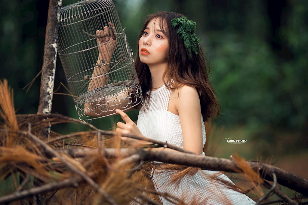 Sở hữu gương mặt ưa nhìn, đôi mắt có hồn và đặc biệt là thần thái biểu cảm trong từng khuôn hình cực đẹp, cô giáo 9X Hằng Nga khiến nhiều người phải "lơ đãng" ngắm nhìn mình và không ngớt lời khen ngợi.