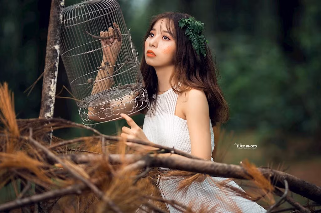 Sở hữu gương mặt ưa nhìn, đôi mắt có hồn và đặc biệt là thần thái biểu cảm trong từng khuôn hình cực đẹp, cô giáo 9X Hằng Nga khiến nhiều người phải "lơ đãng" ngắm nhìn mình và không ngớt lời khen ngợi.