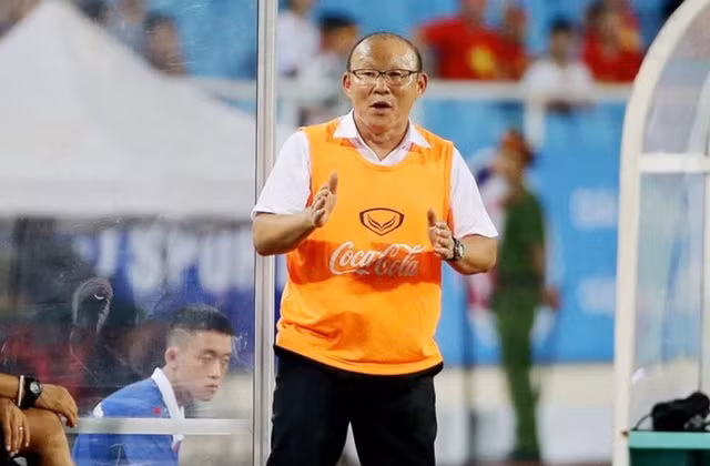 Nhìn vào bảng thành tích của HLV Park Hang-seo với bóng đá Việt Nam trong 2 năm vừa qua, nhiều người phải dùng đến những mỹ từ như "thần kỳ", "không thể tin nổi". Quả thực, ông thầy người Hàn Quốc lần lượt đưa các cầu thủ Việt Nam đi từ hết chiến tích này tới thành công khác.