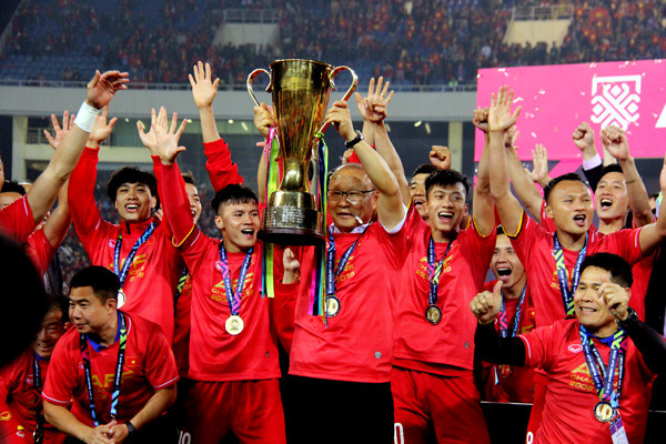 Đỉnh cao của thành công của HLV Park Hang-seo cùng các học trò phải kể tới chức vô địch AFF Cup 2018. Đây là chiếc cúp mà NHM Việt Nam phải chờ đợi đúng 10 năm để được sống trong sự ngọt ngào của chiến thắng.