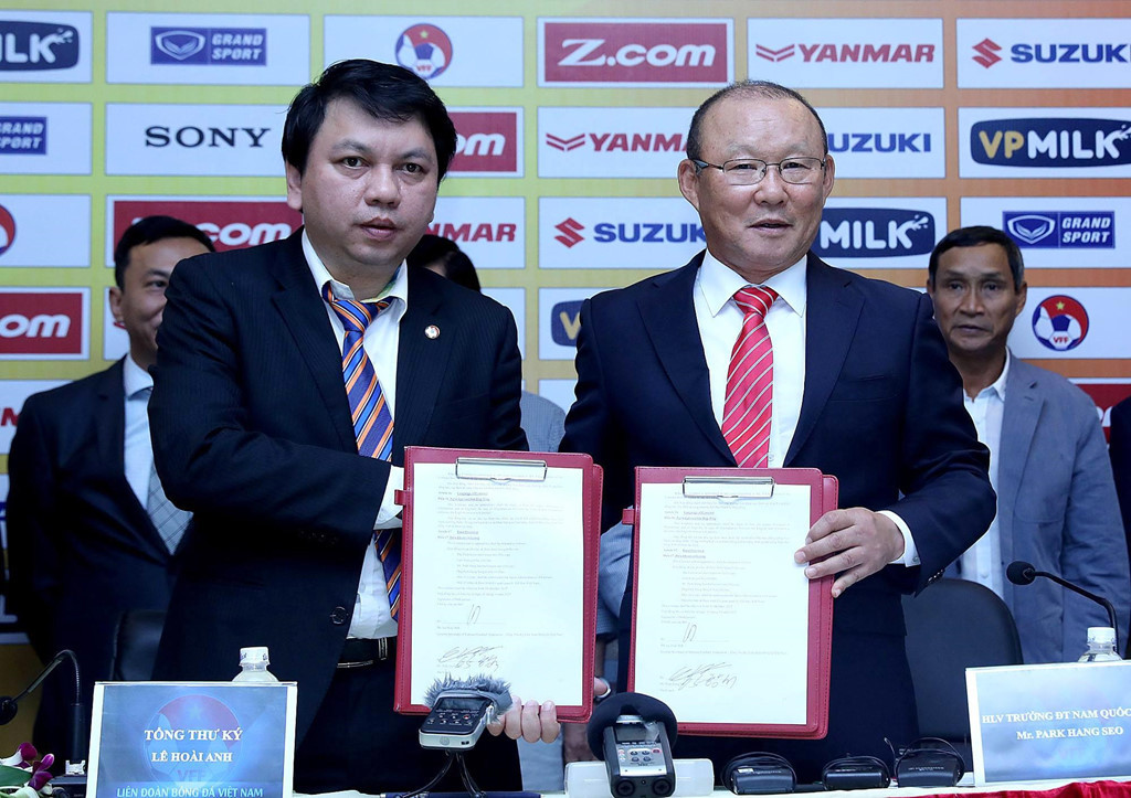 Bong da Viet Nam “len dinh”: HLV Park Hang-seo may man gap thoi?