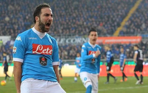 Cuoc dua giay vang chau Au: Messi bien mat, Ronaldo dung cuoi