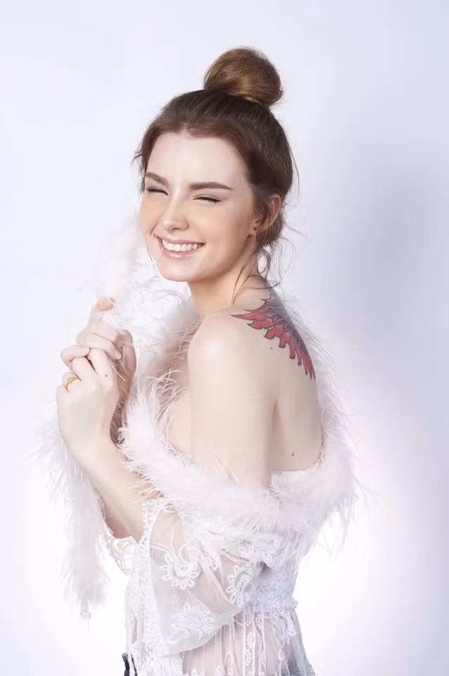 Hình ảnh quyến rũ và bốc lửa của Jessie Vard được chia sẻ rộng rãi khắp các trang mạng xã hội. Lượt theo dõi trên Facebook và Instagram của cô gái 17 tuổi cũng tăng “chóng mặt” với 350.000 lượt theo dõi trên Instagram và hơn 300.000 lượt trên Facebook.