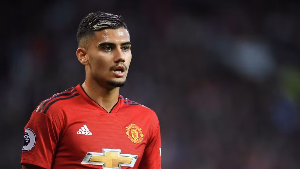 West Ham lúc này được cho là cái tên rất có hứng thú với Pereira thế nhưng mới đây, đích thân chủ tịch CLB Santos lên tiếng xác nhận đại diện xứ sở Samba đang có những trao đổi với cha của tiền vệ MU này để đưa anh về Brazil.