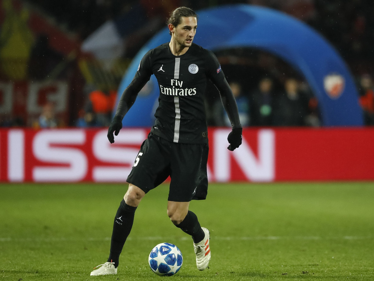 Man City và Barca đã nhảy vào cuộc đua giành chữ ký của Adrien Rabiot. Nhưng theo Le Parisien, tiền vệ này quyết định tới La Liga thay vì Ngoại hạng Anh.