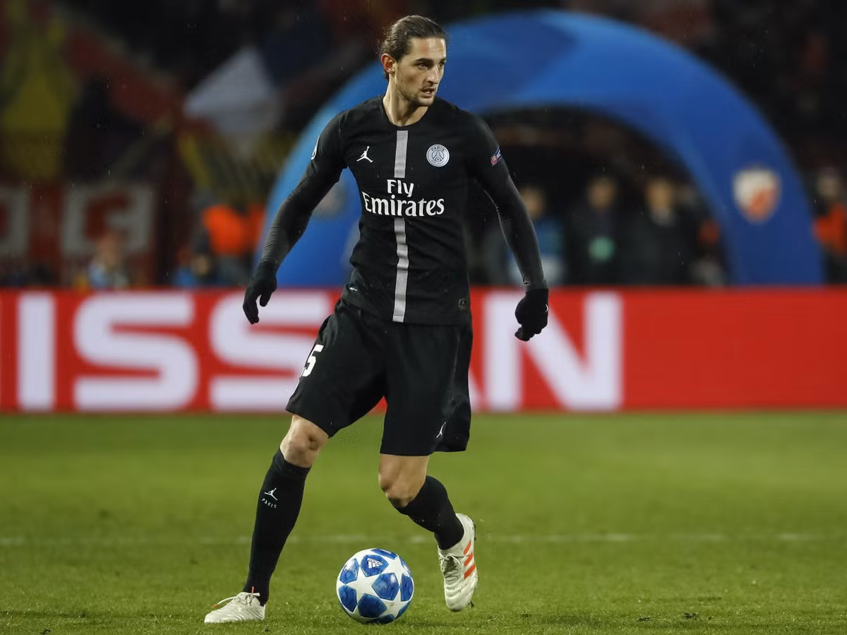 Man City và Barca đã nhảy vào cuộc đua giành chữ ký của Adrien Rabiot. Nhưng theo Le Parisien, tiền vệ này quyết định tới La Liga thay vì Ngoại hạng Anh.