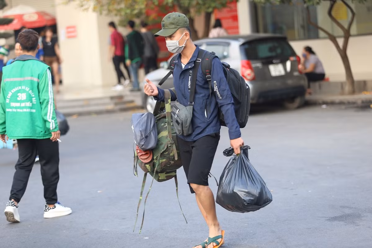 Chiều 10/2 (tức mùng 6 Tết Kỷ Hợi), tại các bến xe cửa ngõ Hà Nội dòng người trở về thủ đô sau đợt nghỉ Tết đã tăng lên rõ rệt.