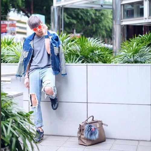 Thêm một điểm cộng là anh chàng này khá biết cách ăn mặc, phong cách dù đơn giản năng động nhưng vẫn đúng chất "street style", rất bắt mắt.