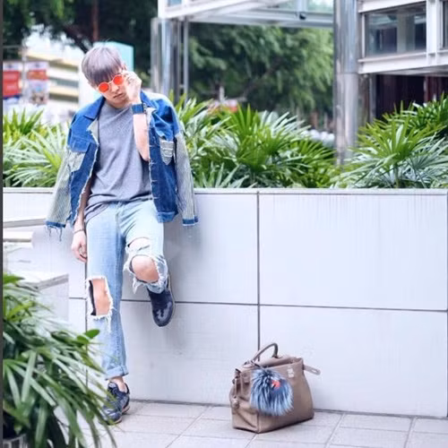 Thêm một điểm cộng là anh chàng này khá biết cách ăn mặc, phong cách dù đơn giản năng động nhưng vẫn đúng chất "street style", rất bắt mắt.