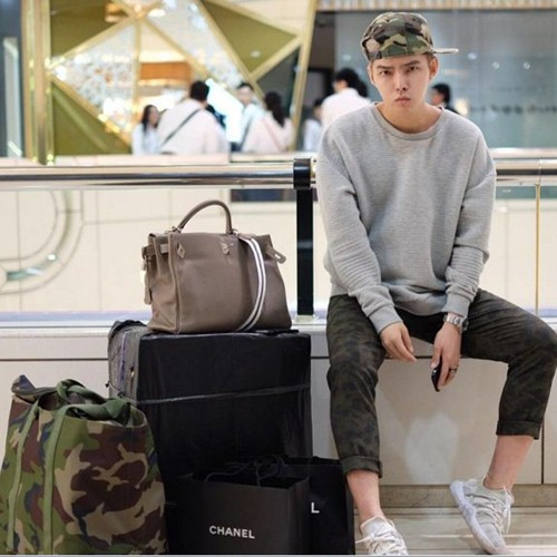 Mới đây, cư dân mạng đã phát choáng với bộ sưu tập phụ kiện hàng hiệu với những mẫu túi đắt đỏ, thậm chí còn thuộc hàng "limited edition" (hàng sản xuất số lượng giới hạn) của thiếu gia Singapore có nickname Gaar Rickk.