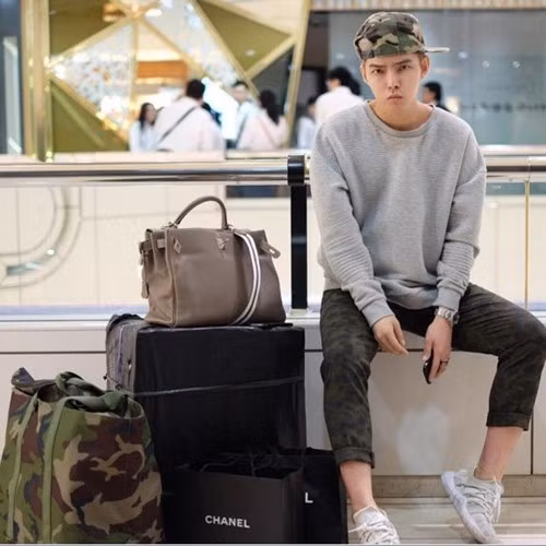 Choang vang voi bo suu tap hang hieu cua thieu gia Singapore