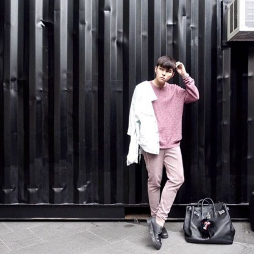 Với Chanel, niềm đam mê của anh chàng này không chỉ là những mẫu túi truyền thống như Chanel boy trị giá từ 60 đến 100 triệu đồng mỗi chiếc.