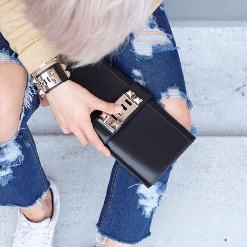 Tổng giá trị tủ đồ của Gaar Rick nhìn sơ qua đã lên tới hàng trăm ngàn USD.