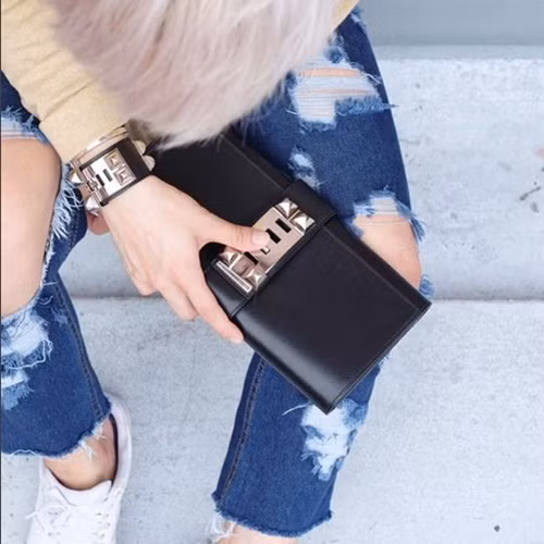 Tổng giá trị tủ đồ của Gaar Rick nhìn sơ qua đã lên tới hàng trăm ngàn USD.