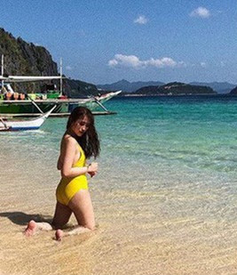 Vì thường xuyên chuộng phong cách thời trang khỏe khoắn nên chỉ cần "hở bạo" một chút là con gái Minh Nhựa lại làm say lòng người đối diện.