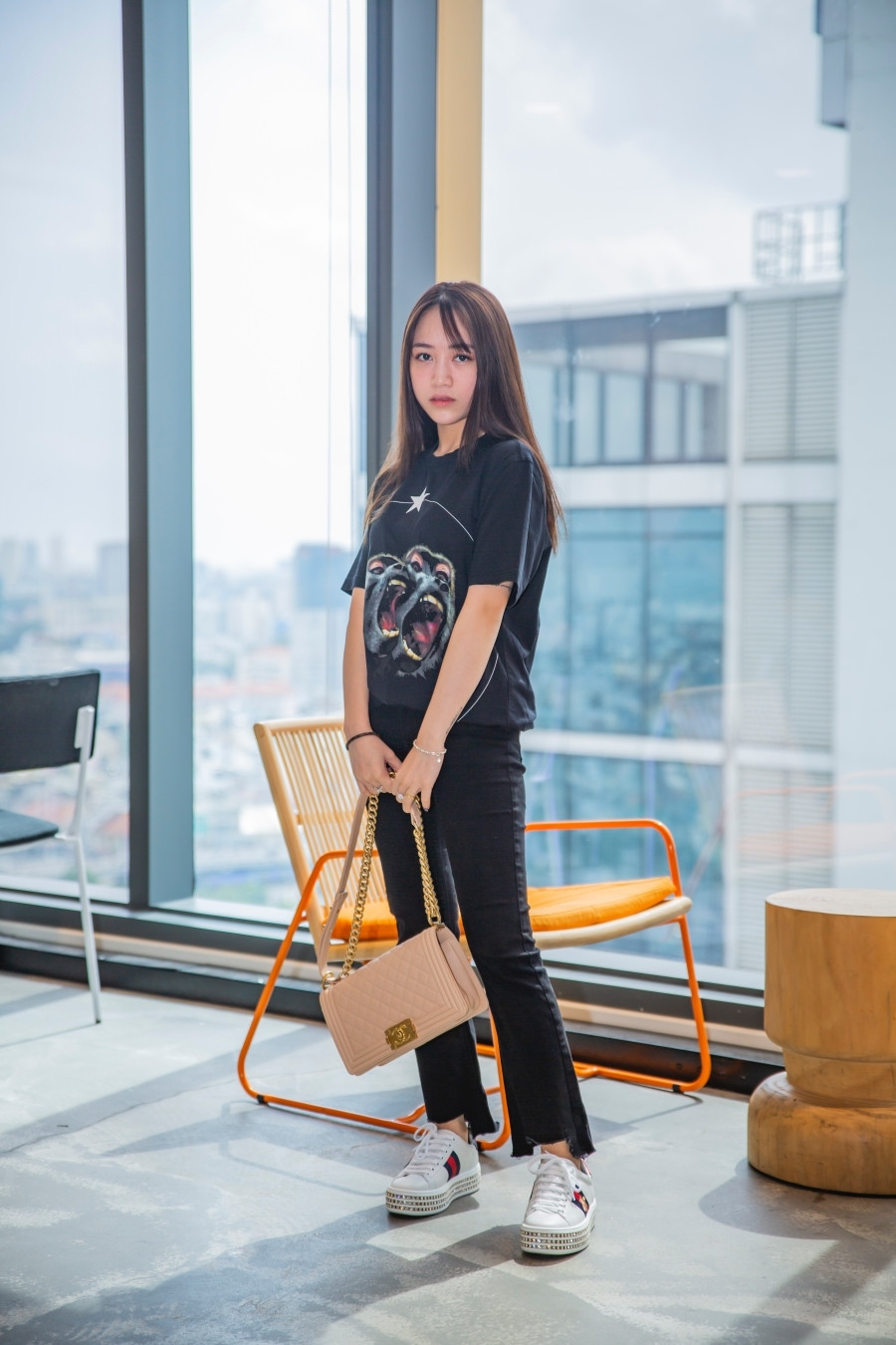 Nói về "độ chơi" của Minh Anh, cũng giống như bố mình cô bạn này rất đam mê xe và những món hàng hiệu đắt tiền.