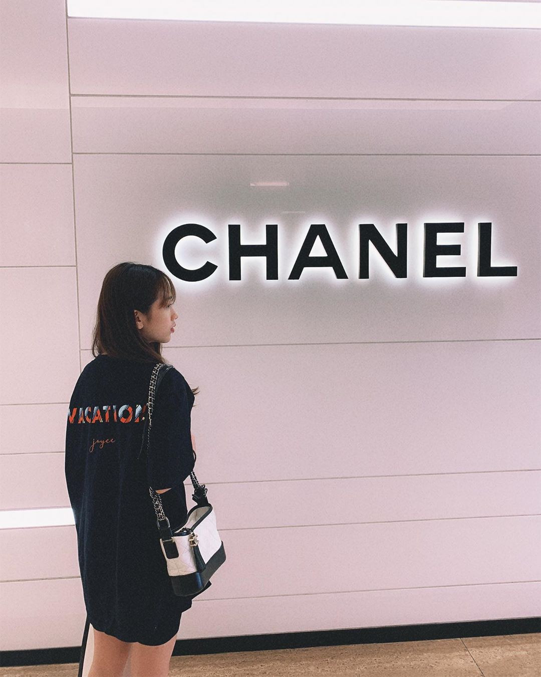 Ngoài ra, khi có thời gian rảnh, thiên kim của đại gia ngành nhựa cũng tranh thủ làm người mẫu lookbook để thử thách bản thân.