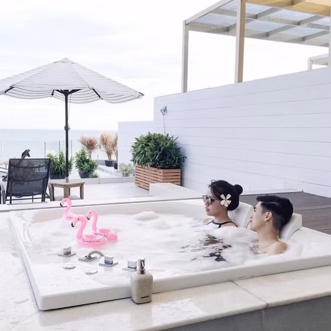 Những bạn trẻ, hay các cô cậu tuổi teen đều biết tận hưởng sự giàu sang bằng chỗ ngồi vip trên máy bay, siêu xe, túi xách hàng hiệu hay những bữa ăn sang chảnh.