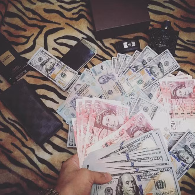 Người trẻ Việt giàu có kiếm tiền từ kinh doanh. Họ xuất hiện trên những chiếc phi cơ riêng, sở hữu bộ sưu tập túi xách từ nhà thiết kế hàng đầu thế giới, những bữa ăn sang chảnh. Và đó là cách Business Insider nói về Instagram "Rich Kids of Vietnam".