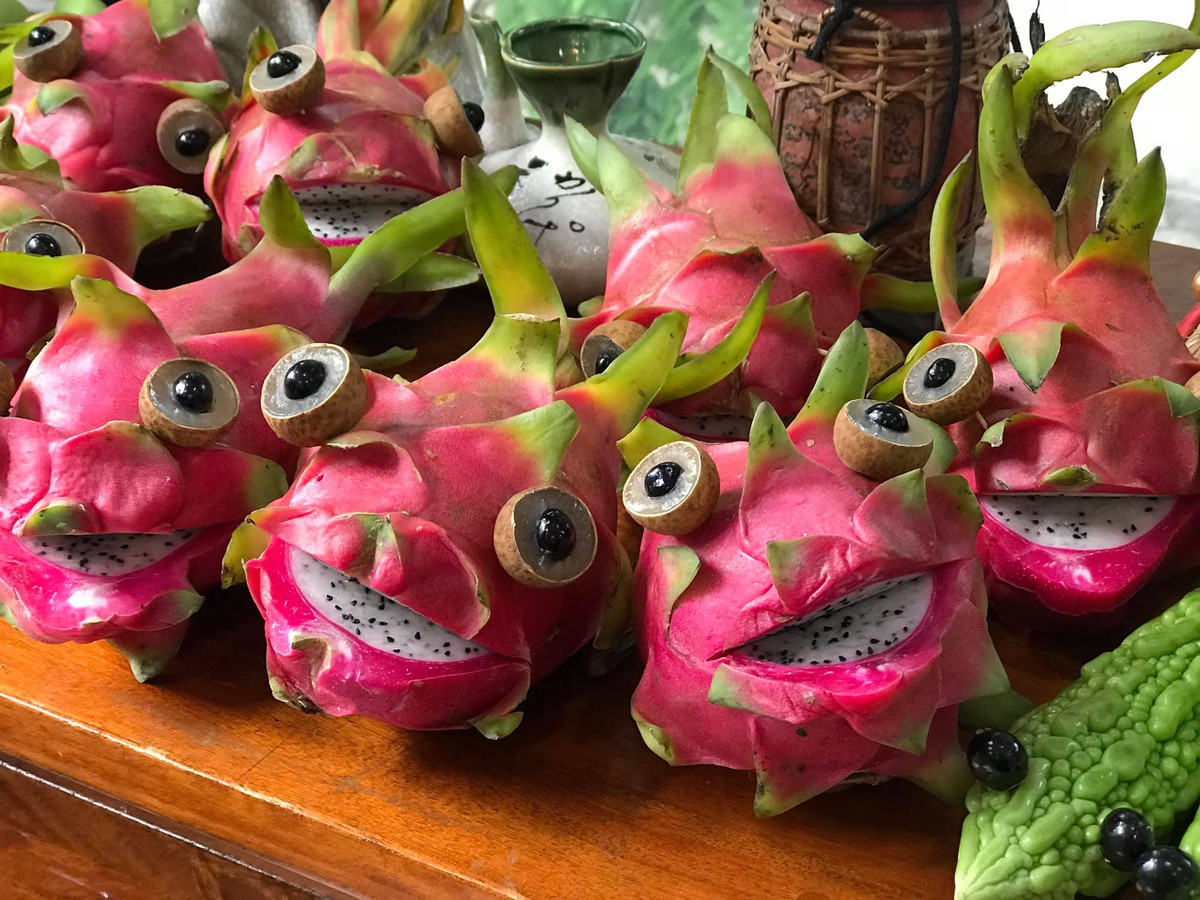 Những loại hoa quả có sẵn ở dịp Rằm Trung thu như bưởi, nhãn, thanh long hay quýt qua bàn tay khéo léo của nghệ nhân đã trở thành những con vật cực dễ thương trên mâm cỗ.