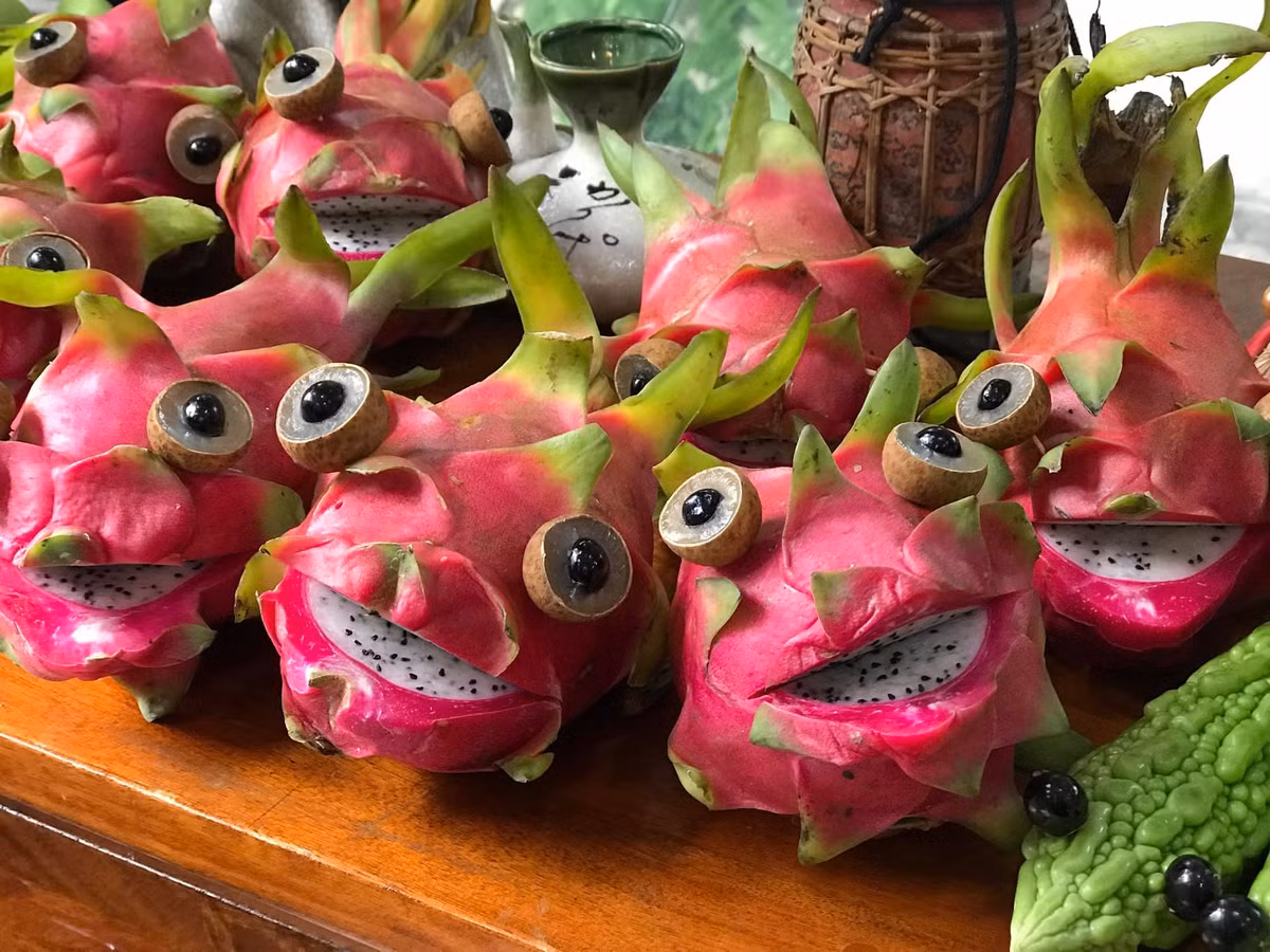 Những loại hoa quả có sẵn ở dịp Rằm Trung thu như bưởi, nhãn, thanh long hay quýt qua bàn tay khéo léo của nghệ nhân đã trở thành những con vật cực dễ thương trên mâm cỗ.