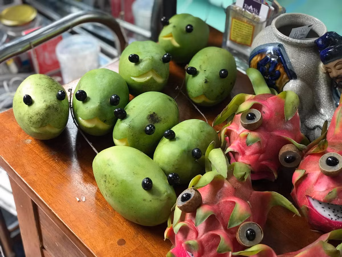 Cũng như nhiều nghệ sĩ khác, mùa Trung thu, anh Hùng Nguyễn (nickname Hùng Daruma), hiện sinh sống và làm việc tại Hà Nội lại miệt mài trang trí những giỏ hoa quả được khách hàng đặt.