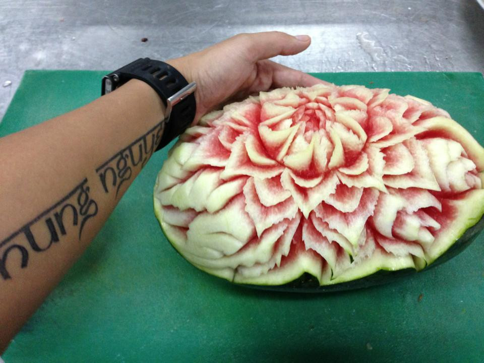 Anh Hùng Nguyễn chia sẻ rằng anh đã làm nghề điêu khắc này 15 năm, từ ngày còn làm trong một khách sạn nổi tiếng ở Hà Nội cho tới bây giờ khi đã ra ngoài mở hiệu xăm mang tên riêng của mình. Ngoài việc điêu khắc trên những vật liệu như đá, gỗ thì anh Hùng còn thể hiện tài năng của mình trên hoa quả.