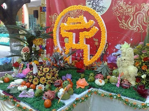 Cũng theo chia sẻ của anh Hùng, giá mỗi tác phẩm điêu khắc trên hoa quả của anh thường từ 150.000 đồng/sản phẩm và tùy vào từng độ khó mà khách hàng yêu cầu.