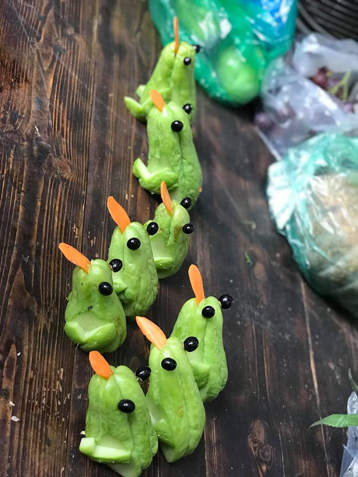 Chia sẻ với PV Kiến Thức về việc điêu khắc trên hoa quả, anh Hùng cho biết: "So với khắc đá thì điêu khắc trái cây tương tự về tạo hình, nhưng khác nhau về chất liệu. Với hoa quả, đặc biệt là những loại quả có vỏ mỏng thì việc nhẹ nhàng luôn được đặt lên hàng đầu để tránh dập nát, mất đi giá trị của tác phẩm".