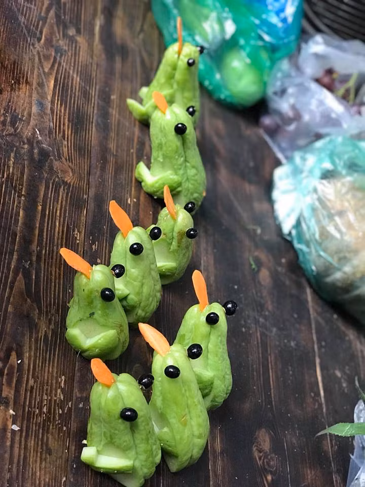 Chia sẻ với PV Kiến Thức về việc điêu khắc trên hoa quả, anh Hùng cho biết: "So với khắc đá thì điêu khắc trái cây tương tự về tạo hình, nhưng khác nhau về chất liệu. Với hoa quả, đặc biệt là những loại quả có vỏ mỏng thì việc nhẹ nhàng luôn được đặt lên hàng đầu để tránh dập nát, mất đi giá trị của tác phẩm".