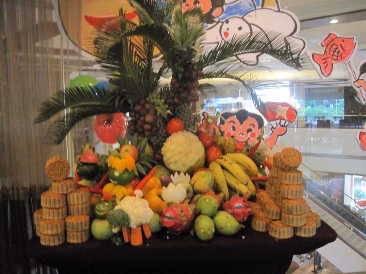 Vào mỗi dịp Trung thu về, anh Hùng nhận những đơn hàng dồn dập từ những trường học, công ty hay khách sạn trên địa bàn Hà Nội đổ về. Có thể nói, công việc này chiếm rất nhiều thời gian của anh trong 1 tháng cận Trung thu.