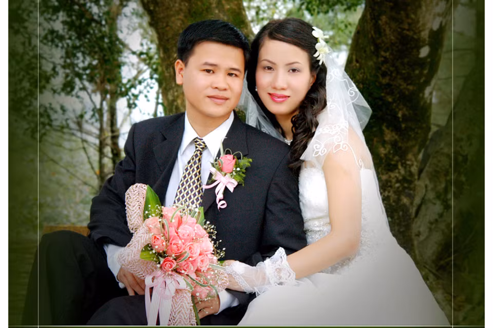 Còn với những bức ảnh ngoại cảnh cũng được đơn giản hóa, không gian không gì khác ngoài những nơi quen thuộc ở TP. Huế. Cách trang điểm ngày đó cũng làm nhiều người bật cười tủm tỉm, cái gì cũng phải sắc nét, môi phải đậm, lông mày phải thật đen, da phải trắng hết cỡ.