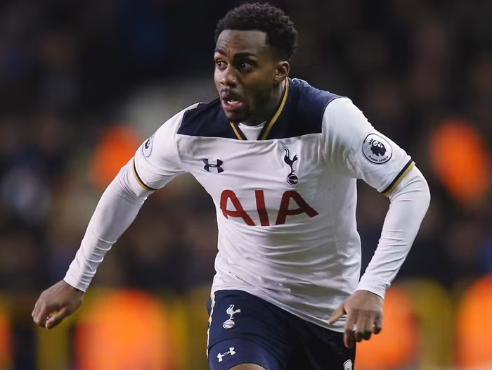 M.U đổi người lấy Danny Rose: Trước động thái muốn ra đi của Danny Rose, M.U đã lao vào thương vụ này. Theo thông tin chuyển nhượng bóng đá từ tờ Record, Quỷ đỏ đã sẵn sàng để Luke Shaw di chuyển theo chiều ngược lại để thuyết phục Tottenham nhả Rose. HLV Mourinho hiện chưa yên tâm với vị trí hậu vệ trái bởi Shaw chưa lấy lại phong độ sau ca chấn thương kéo dài. Ảnh: Record.