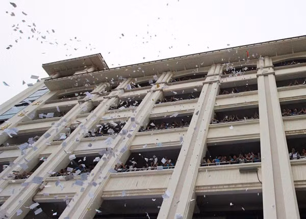 Mới đây để giải tỏa áp lực này các bạn học sinh Trung Quốc mà cụ thể là trường thực nghiệm Hải Thương, thành phố Hạ Môn, tỉnh Phúc Kiến đã giải tỏa áp lực thi cử bằng cách cùng nhau xé sách vở trên sân trường.