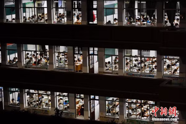 Sau những giờ phút thư giãn ngắn ngủi, học sinh cuối cấp lại tiếp tục vùi đầu vào sách vở, cố gắng tranh thủ thời gian ôn tập nước rút.