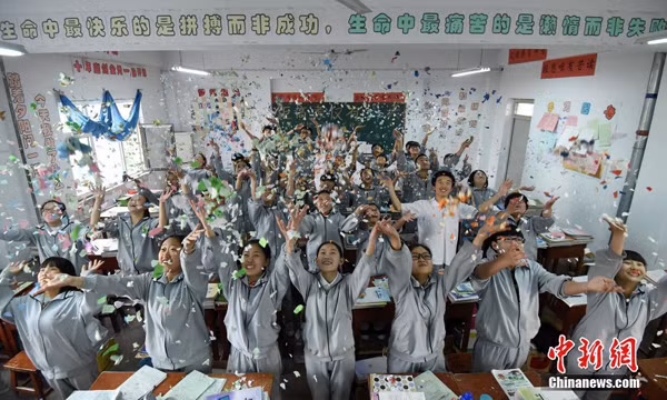 Ngoài việc xé sách, các trường Trung Quốc cũng tổ chức nhiều hoạt động giúp học sinh bớt căng thẳng.