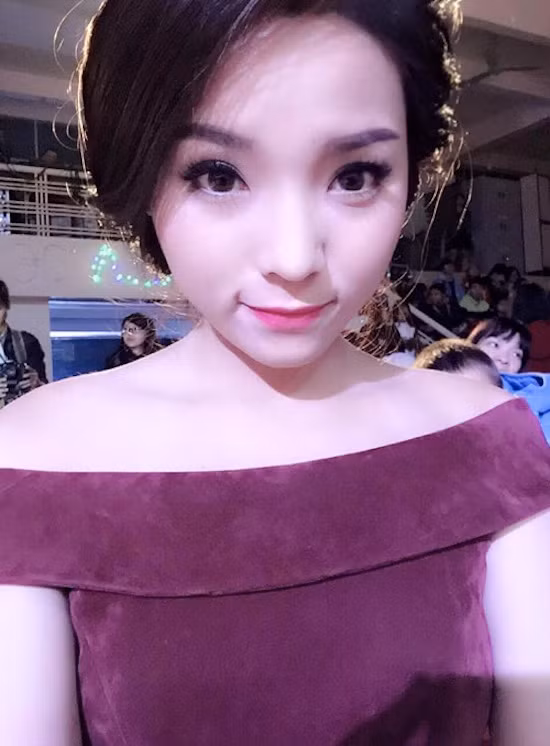 Trong các bức hình, Kỳ Duyên dường như muốn nhấn sâu vào chiếc mũi cao thanh tú và khóe miệng xinh tươi rất duyên của mình.