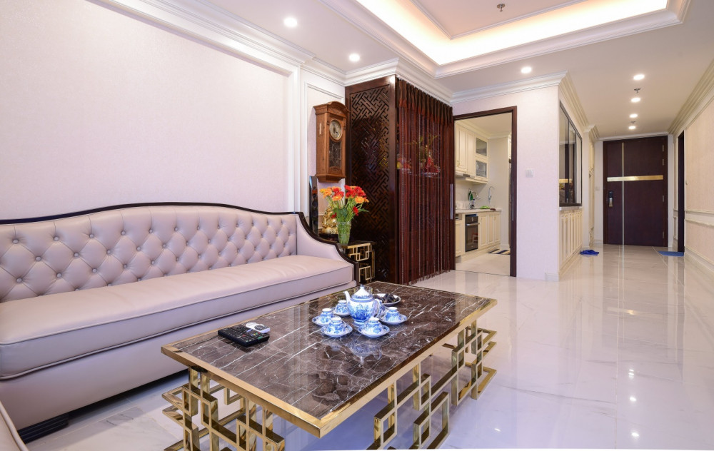 Những chi tiết trang trí cầu kỳ, tỉ mỉ do vậy đồ nội thất chiếm tương đối nhiều không gian. Ít ai nghĩ đến việc thiết kế nội thất tân cổ điển cho những khu nhà chung cư hiện đại, với diện tích khiêm tốn, tuy nhiên trên thực tế phong cách này thực sự biến căn hộ chung cư vốn được xây dựng cứng nhắc thành không gian quyến rũ và sang trọng hơn.