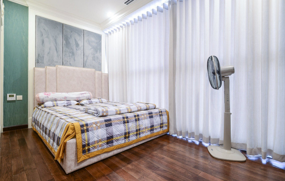 Nội thất tân cổ điển chính là sự kết hợp giữa phong cách hiện đại và cổ điển, đồ nội thất không quá nặng nề, phù hợp cả với diện tích căn hộ khiêm tốn và vẫn toát lên được nét lộng lẫy, sang trọng đồng thời cũng rất tiện nghi đấp ứng tốt nhu cầu của cuộc sống hiện đại.