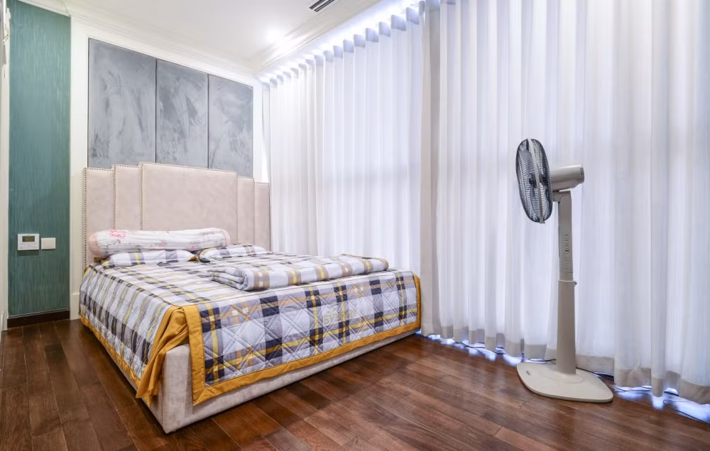 Nội thất tân cổ điển chính là sự kết hợp giữa phong cách hiện đại và cổ điển, đồ nội thất không quá nặng nề, phù hợp cả với diện tích căn hộ khiêm tốn và vẫn toát lên được nét lộng lẫy, sang trọng đồng thời cũng rất tiện nghi đấp ứng tốt nhu cầu của cuộc sống hiện đại.