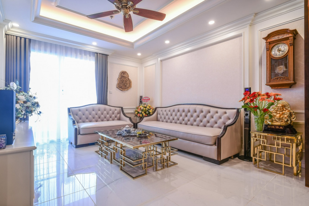 Không cầu kỳ, rườm rà và nhấn mạnh bởi những chi tiết điêu khắc tinh xảo nội thất tân cổ điển thể hiện tính nghệ thuật qua những mảng tường, trần, những hình khối cân đối.