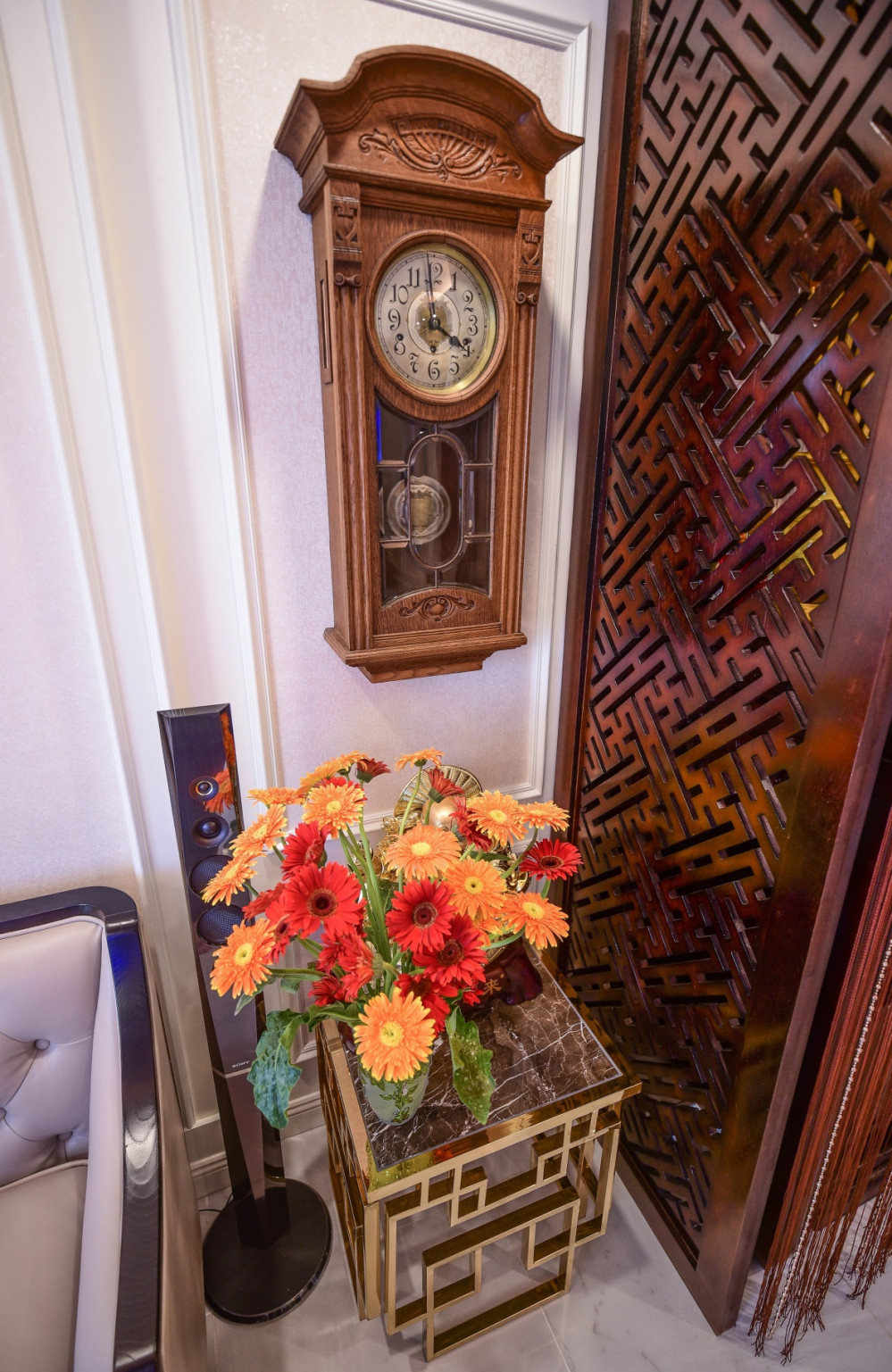 Chiếc đồng hồ cổ vừa khiến căn nhà thêm phần cổ kính, vừa tạo điểm nhấn cho góc khuất của bức tường.