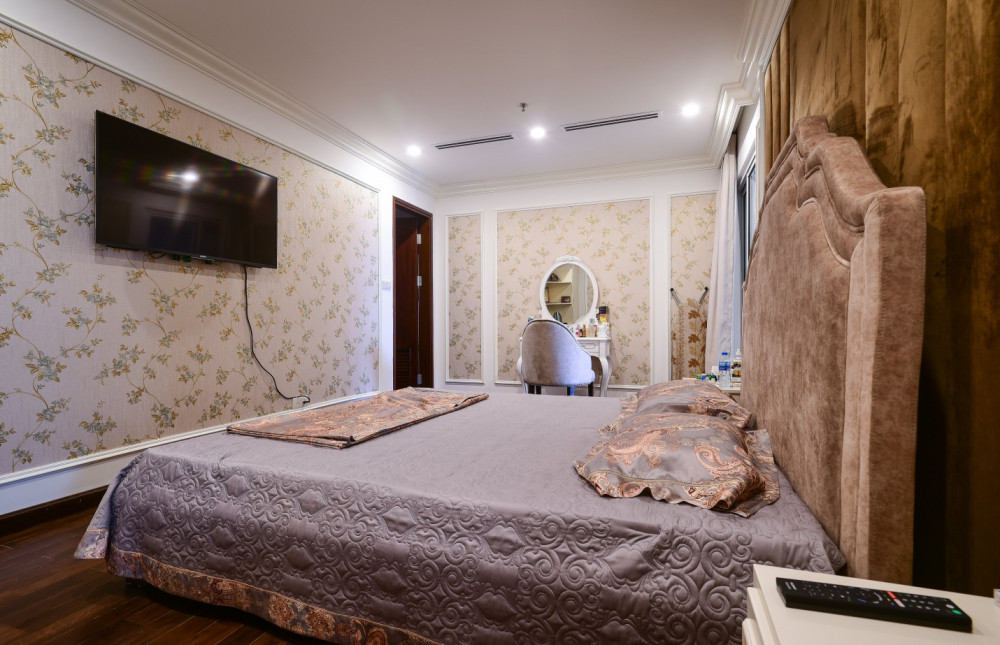 Khi thiết kế nội thất tân cổ điển trong căn hộ chung cư có thể lược bỏ bớt những chi tiết đường nét rườm rà, chỉ giữ lại những nét lượn tinh tế trên tường, gối hay một số chi tiết trang trí khác. Không chỉ hình thái trang trí, về màu sắc cũng cần được giản lược để phù hợp với không gian.