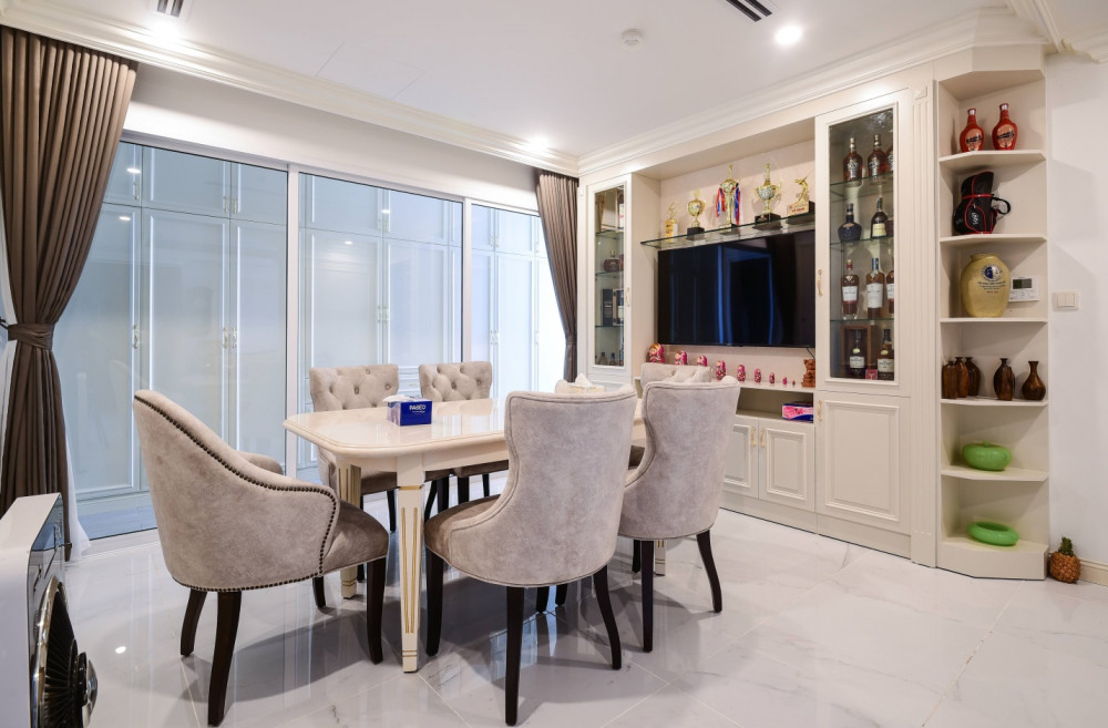 Phong cách tân cổ điển được nhiều gia đình ưa chuộng bởi sự đơn giản mà tinh tế, nội thất tân cổ điển mang đến sự sang trọng trong mỗi không gian mà nó hiện diện, thể hiện được đẳng cấp của gia chủ. Đây là phong cách được hình thành từ giới quý tộc châu Âu cho đến ngày nay.