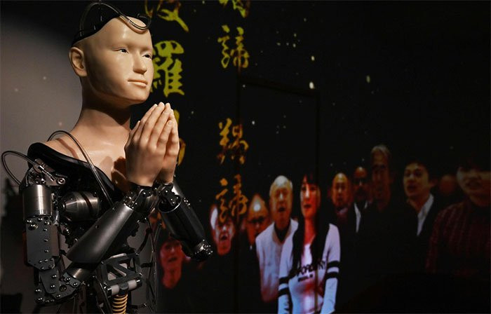 Tranh cãi về “nhà sư người máy” giảng kinh Phật ở ngôi chùa Nhật Tranh cai ve “nha su nguoi may” giang kinh Phat o ngoi chua Nhat